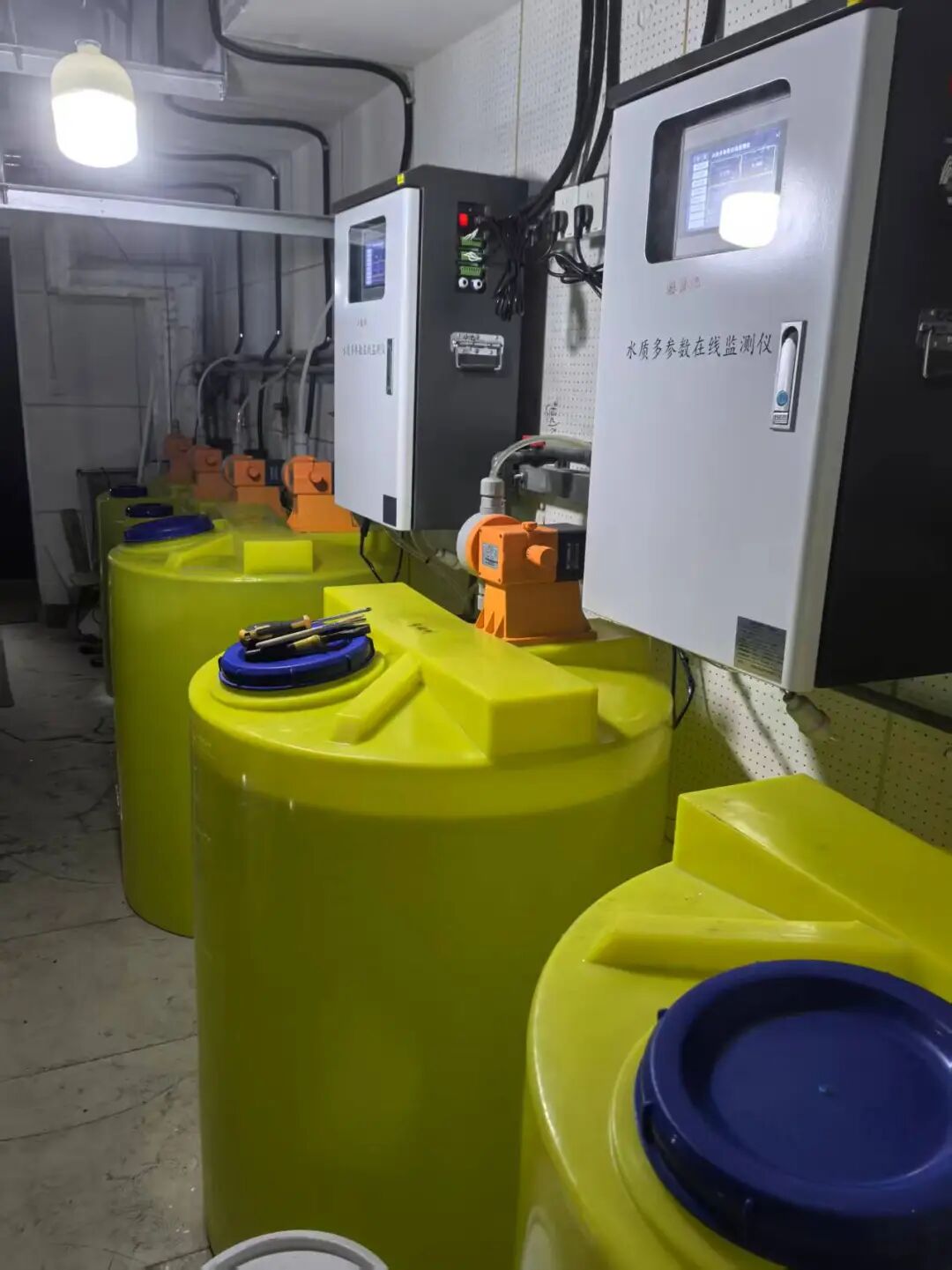 北京某高校体育中心采用鼎桓公司制造的DPD比色法余氯多参数监测仪