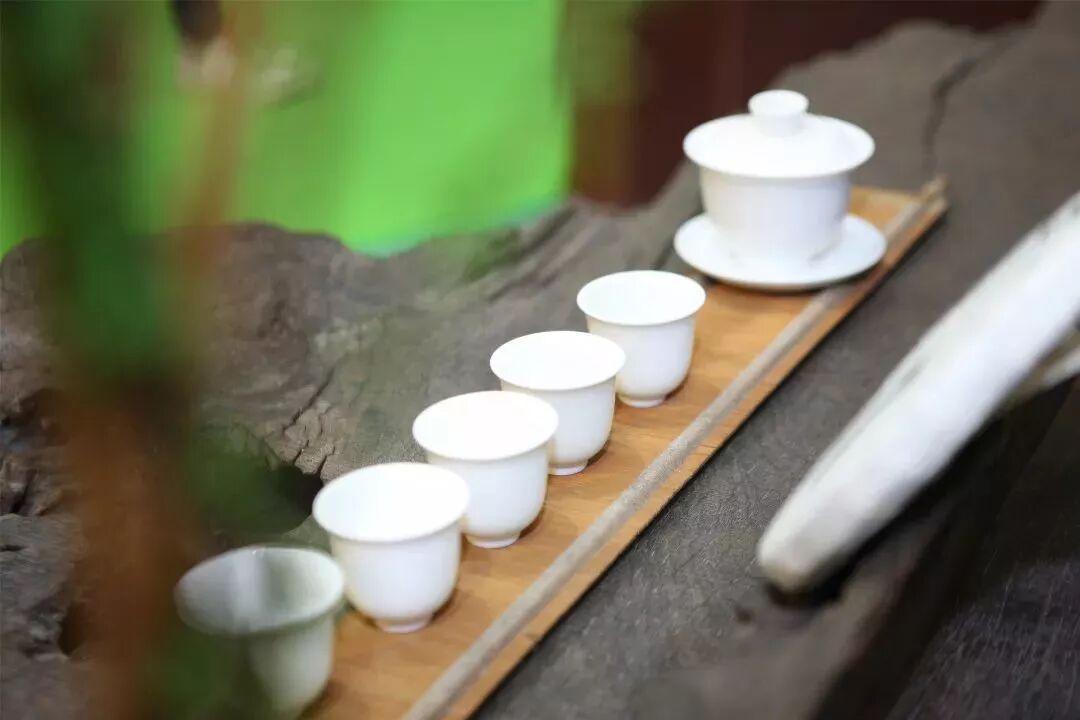 沏一壶秋茶，慢慢回味