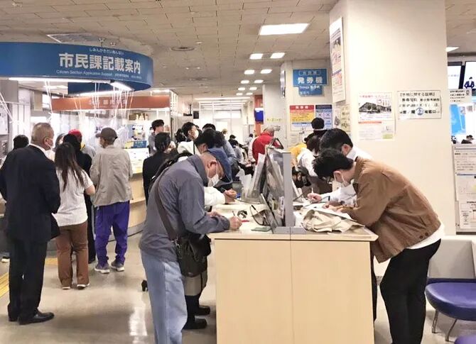 日本这84个地区已开始发钱了 役所却照样被挤爆 自由微信 Freewechat