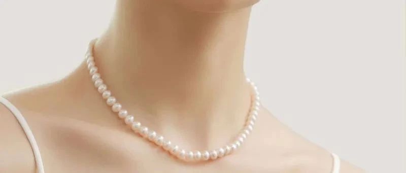 “一生要有一条”的珍珠项链，这样戴优雅又秀丽