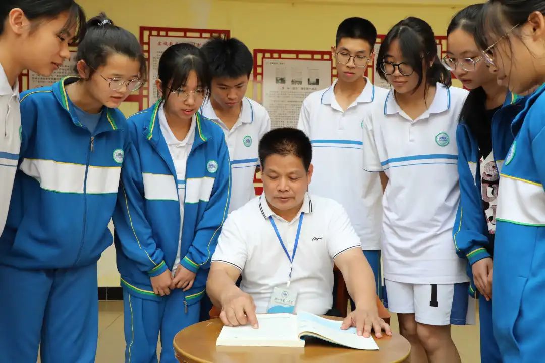 每月名师将青春奉献在北部湾畔记钦州市第一中学党委书记校长陈静兴