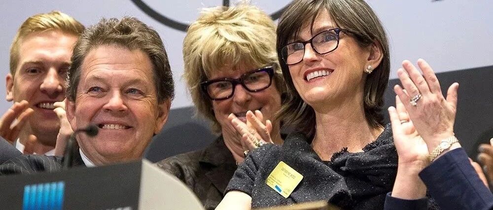 女王的投资棋局：年回报达170%，看好特斯拉和比特币