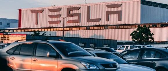 在特斯拉发财报之前，该买入还是卖出TSLA？