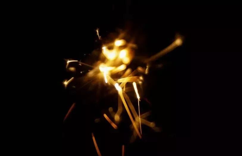 用电事故除了触电,还有一种事故大家也要警防,那就是由用电不当引发的