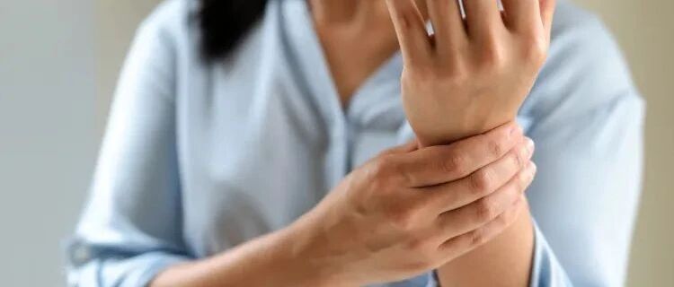 手腕痛难倒了健身教练 原来是一颗囊肿在作怪
