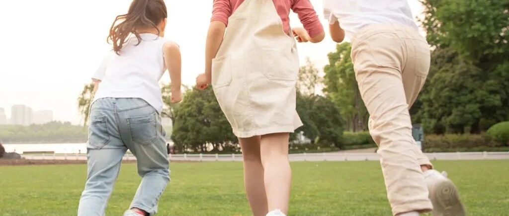 先天马蹄足 乐高一样的铁架助她行走