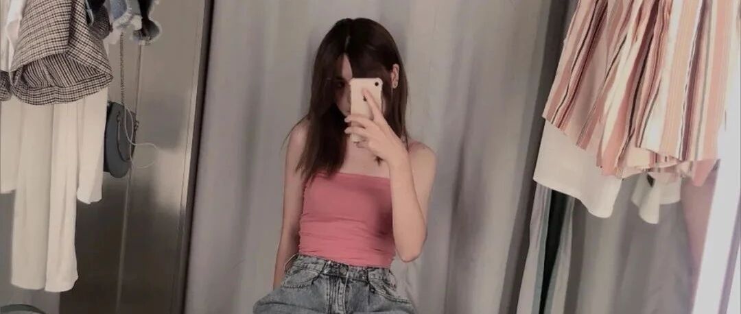 在试衣间跪地拍照...网红又在整哪出？？