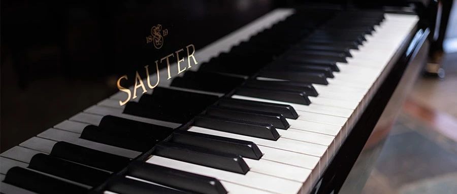 两百年多年的历史，七代人的传承。始于1819年的SAUTER 钢琴中的旗舰系列Master Class，如同