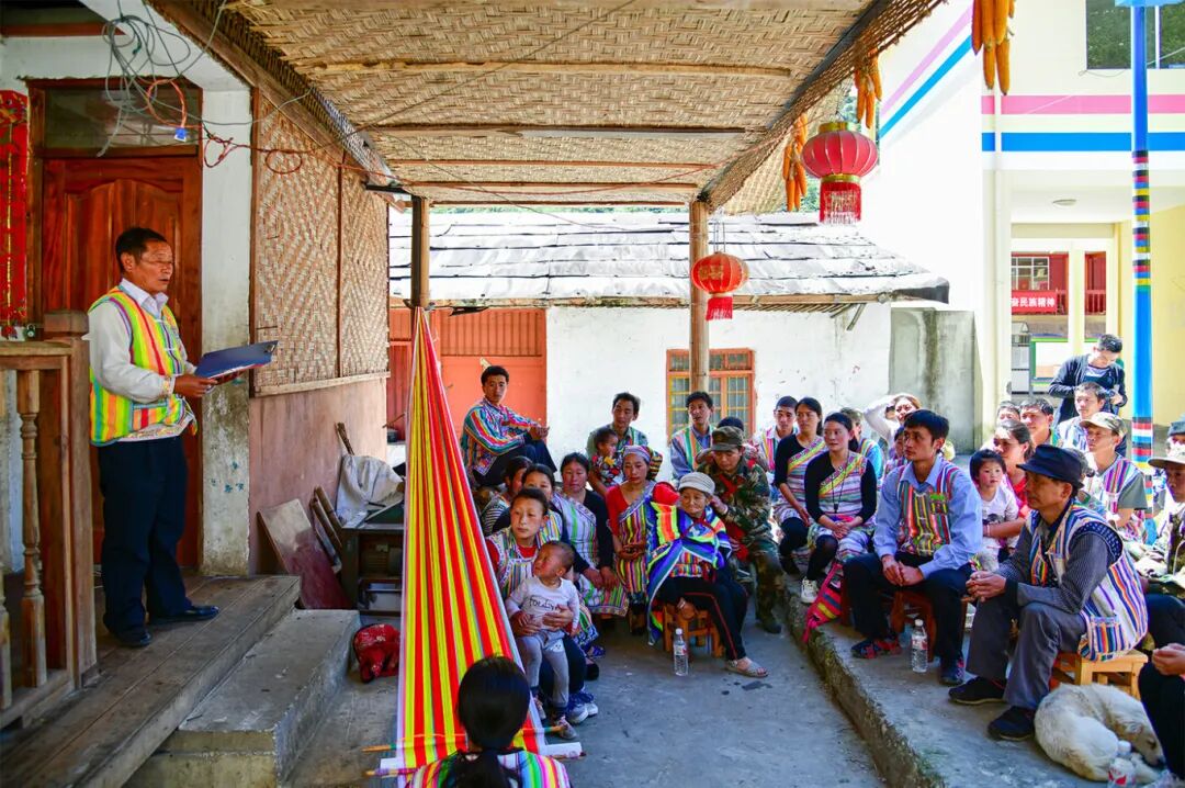 2019年习近平总书记给独龙江乡村民回信，高德荣为独龙族群众阅读回信。潘文海 摄.jpg