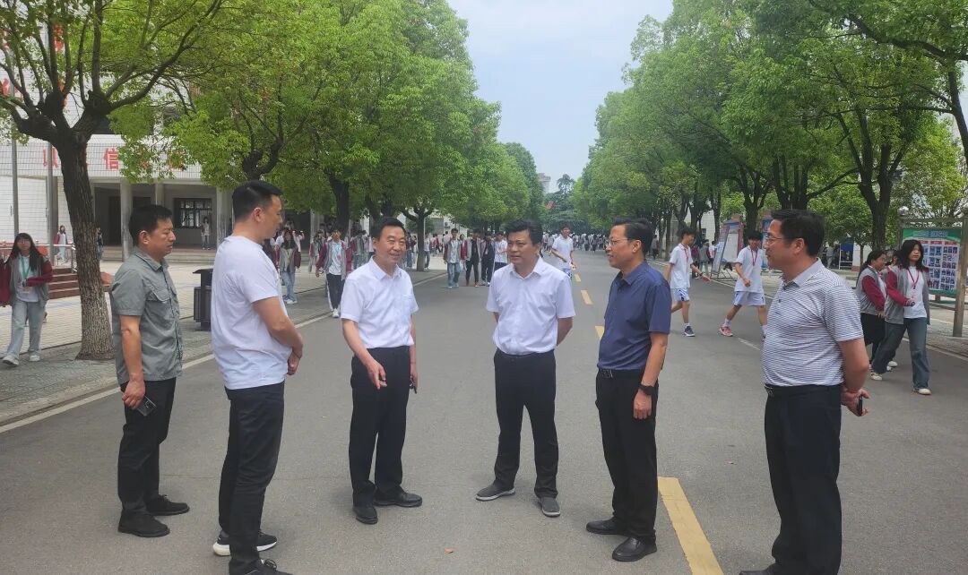 钟祥市人大常委会党组书记王小庆到胡集高中视察指导工作