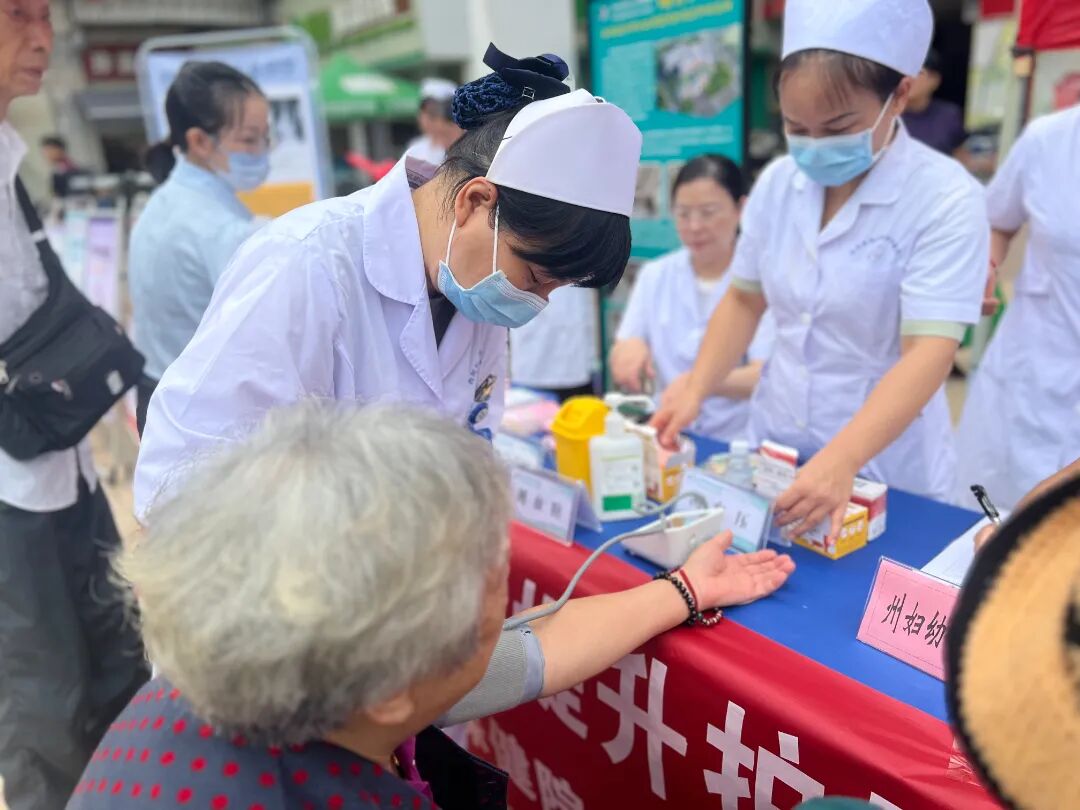开展健康主题宣传便民服务.jpg