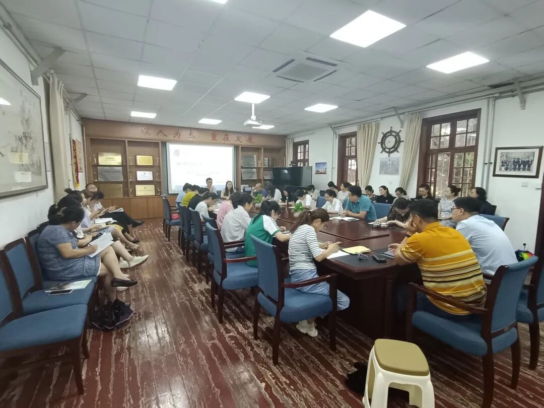 青岛六十六中|青岛六十六中召开新学期期初全校班主任培训会