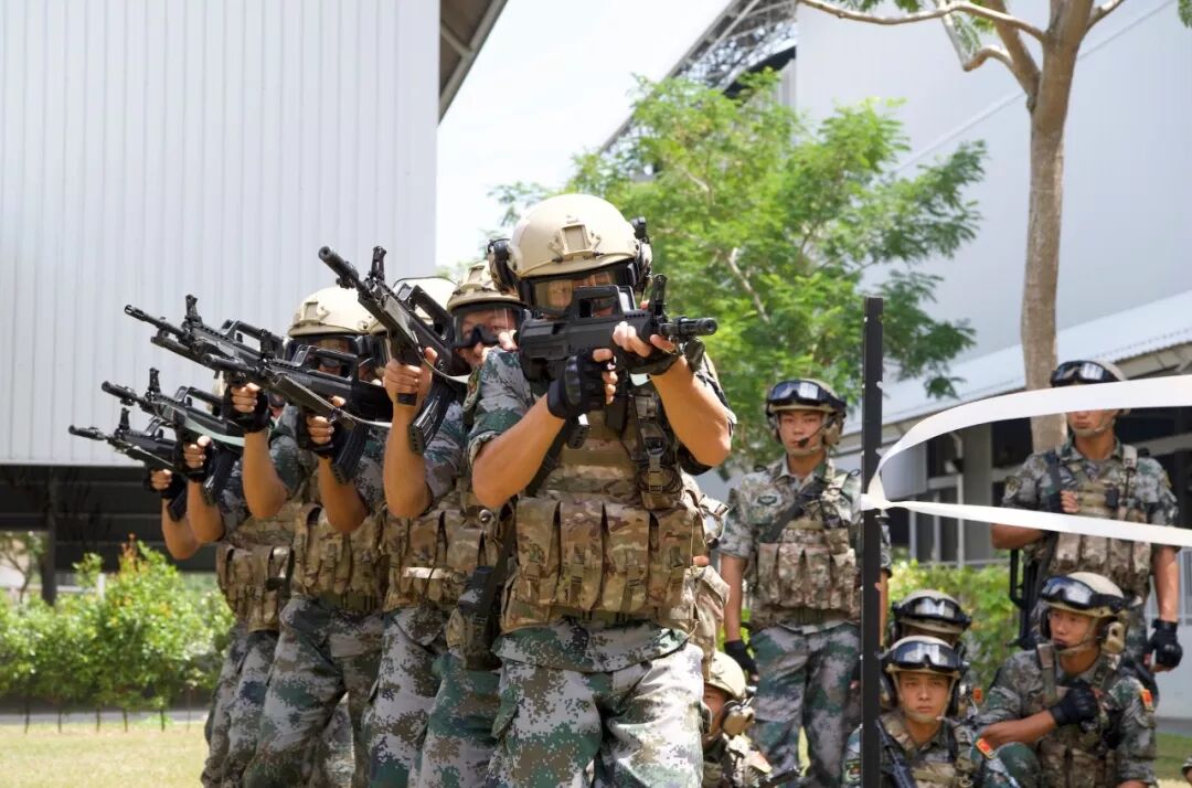 新加坡中国史上最大型联合军演飞檐走壁超炫酷