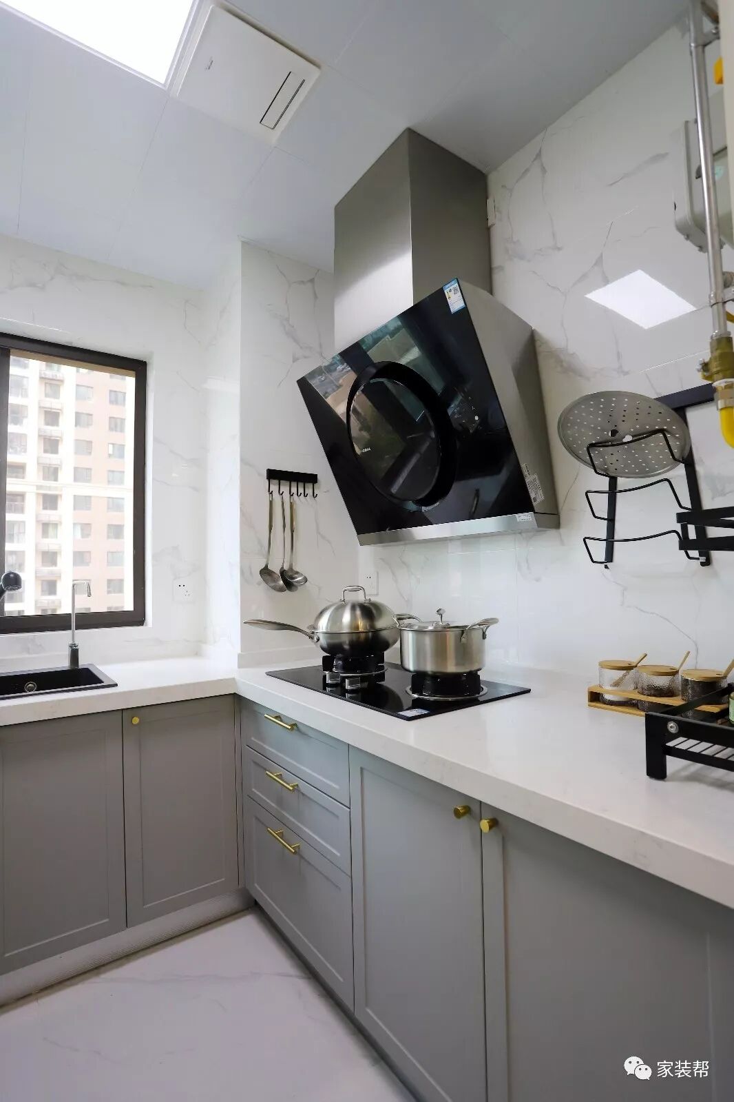 一样的浅灰色墙漆 看起来丝毫不显得逼仄 橱柜与阳台整体风格相互辉映