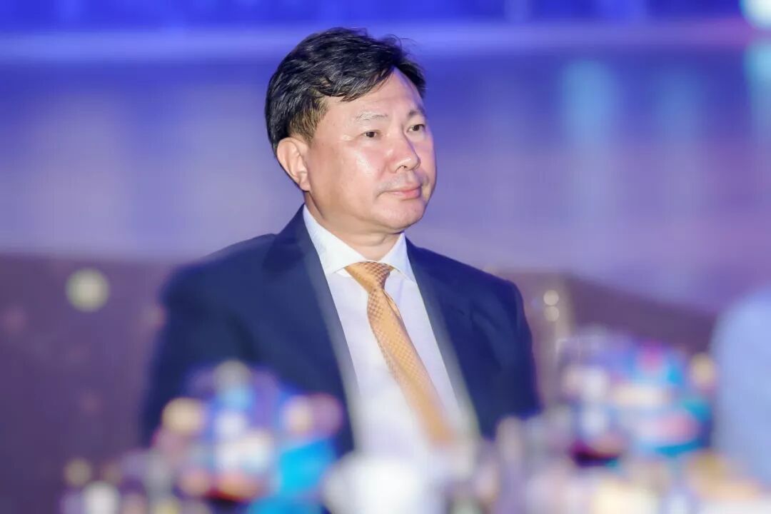 董事长陈雄伟等业内领导嘉宾及中国黄金品牌合作伙伴共同出席了年会