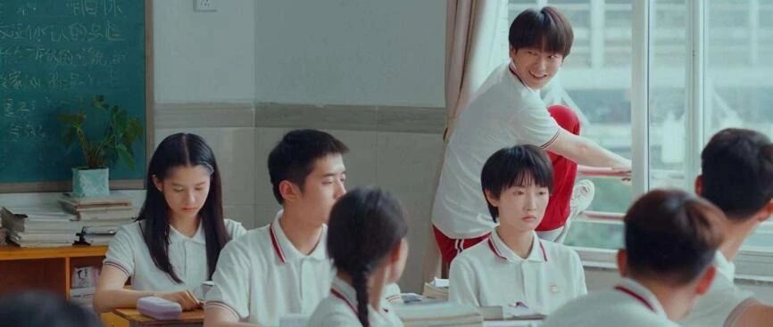 湖南800名高中生被连夜退学，父母急哭：高考你都不配，人生哪有出路