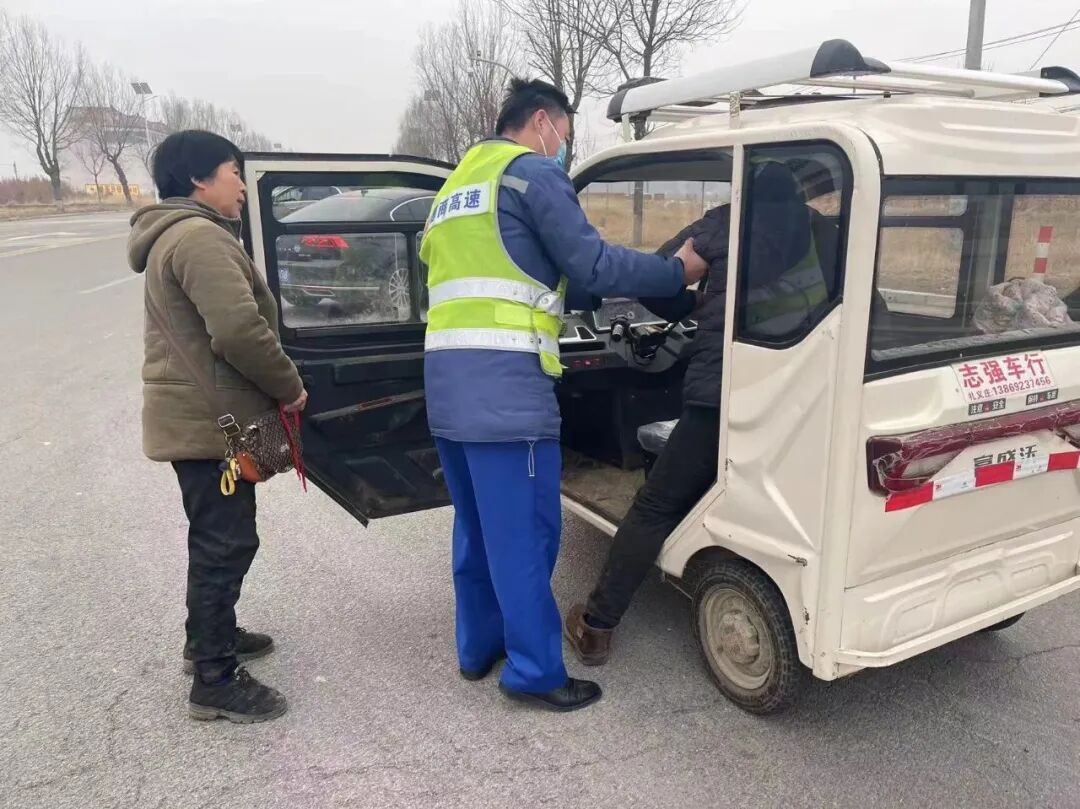 【權(quán)屬公司】老人駕車不慎側(cè)翻,收費(fèi)站員工暖心救助