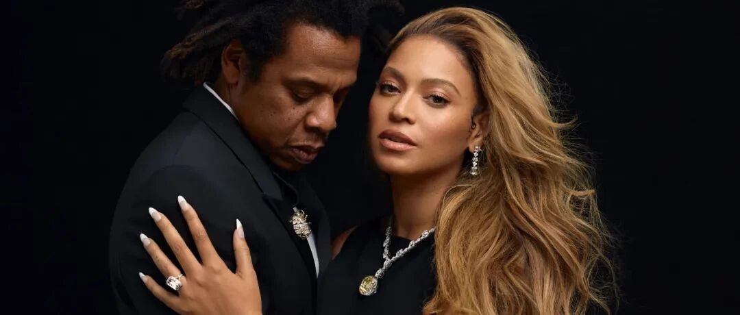 这对夫妇包下卢浮宫秀恩爱，用婚姻写出三张满分专辑。