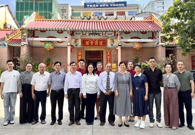 胡志明市越中友协代表与中国海南省侨联文化交流访问团合照留念。 图：趣儿