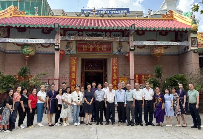 中国海南省侨联文化交流访问团与胡志明市海南琼府会馆理事会成员及海南业余琼剧组合影。