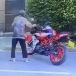 老人推倒摩托继承人被判赔1.6万元，老人违法不该被宽恕