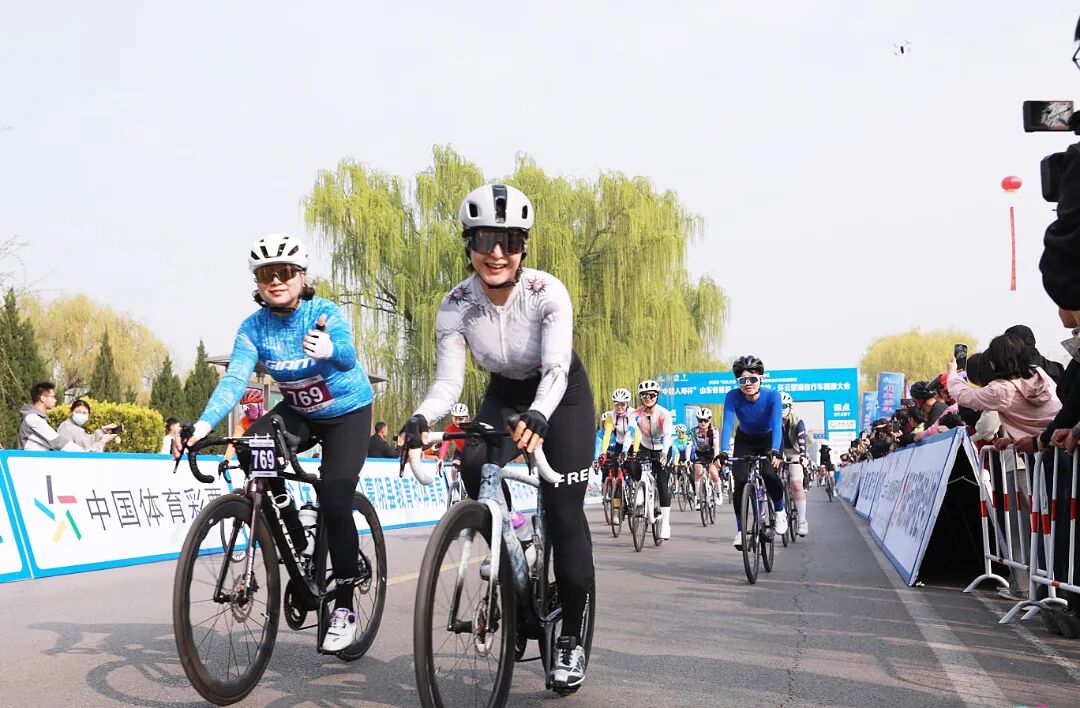 骑手在比赛中.jpg