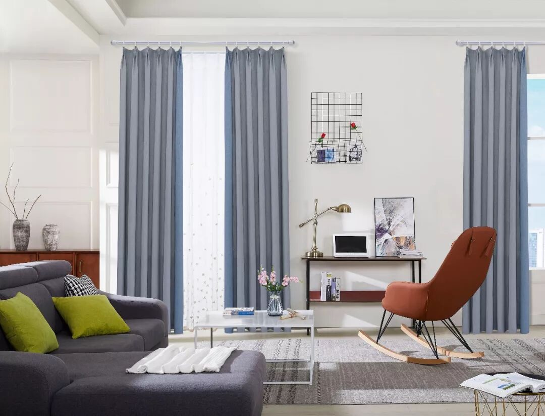 不同的窗帘色彩烘托别样的氛围，为家谱写出万种风情
