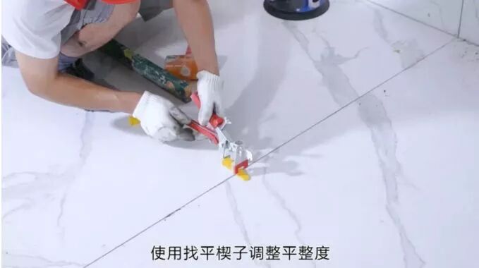 罗马瓷砖也有大板砖啦，亲们赶紧看过来，教你如何铺贴？5个小窍门你不得不知