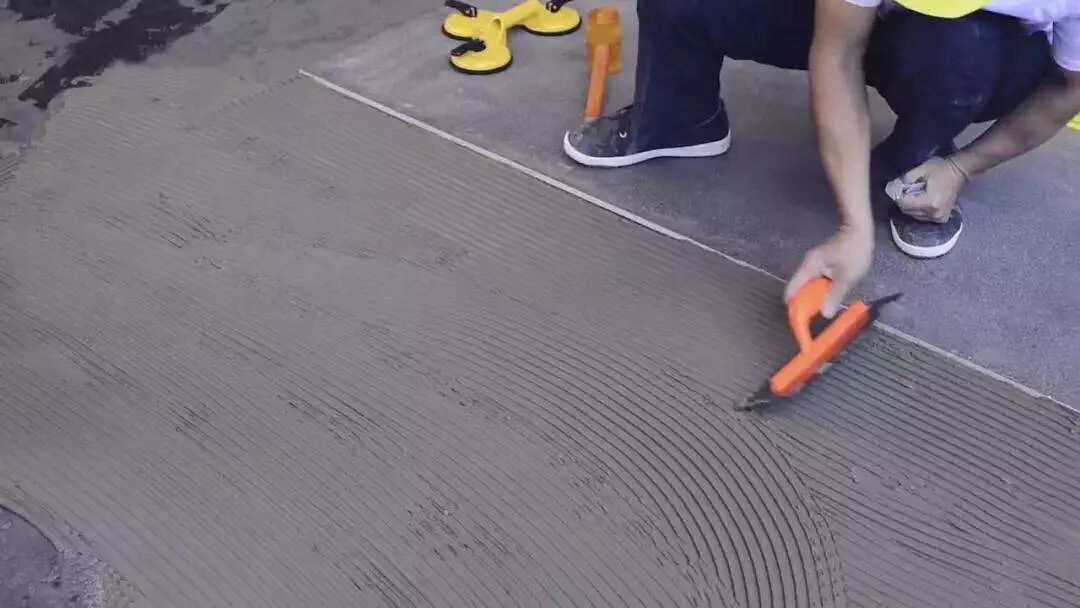 罗马瓷砖也有大板砖啦，亲们赶紧看过来，教你如何铺贴？5个小窍门你不得不知