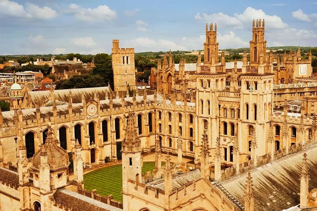 如前发言人朱邦造曾在北京外国语学院,瑞士联邦日内瓦大学,法兰西共和