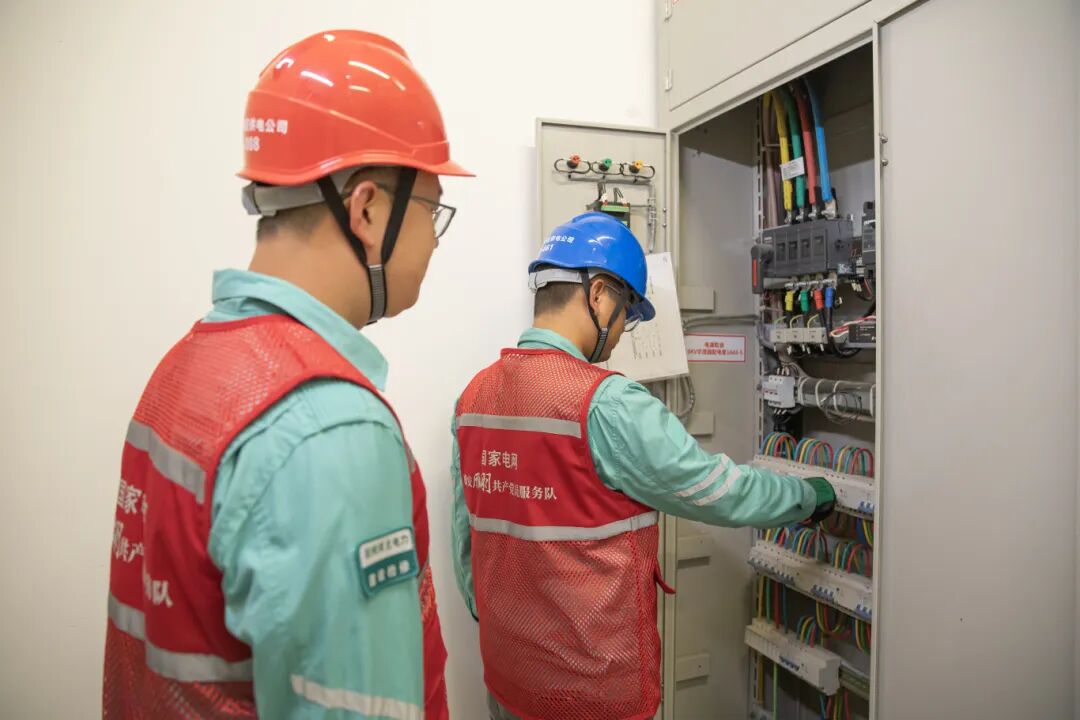 雄安公司：员工主动上门维修（孙梅丹 摄）.jpg