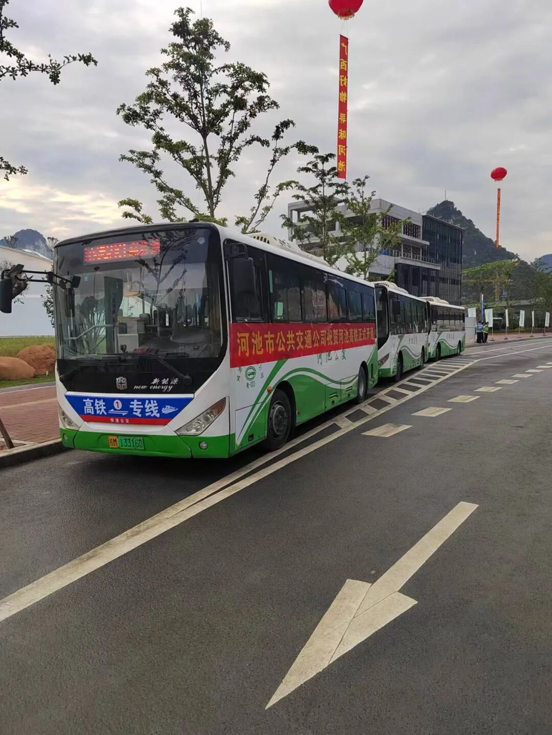 当前位置:>首页>政务动态>站外出租车整齐划一摆放,等待旅客市交通