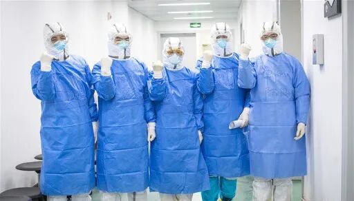 他在停车场病房拍了一张照片上了热搜：“我从未想过会在这里治病救人”（组图） - 1