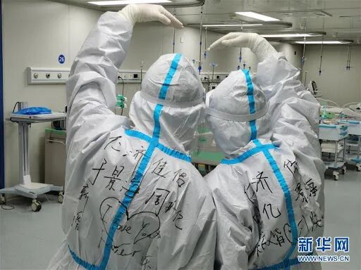 他在停车场病房拍了一张照片上了热搜：“我从未想过会在这里治病救人”（组图） - 3