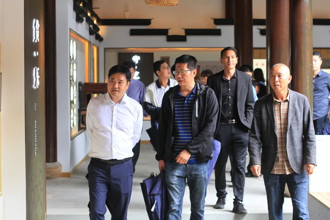 5月28日,义乌市苏溪镇党委书记贾荣文带领部分党政班子,商会负责人