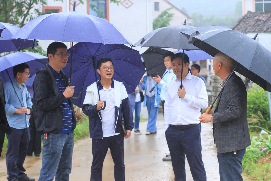 5月28日,义乌市苏溪镇党委书记贾荣文带领部分党政班子,商会负责人