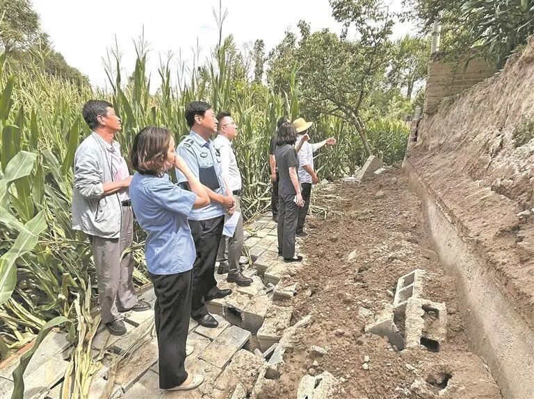 工作人员“下沉”一线进行走访和实地调查，综合研判后化解纠纷。