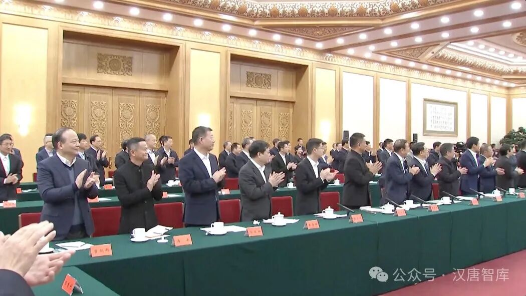 马云（左二）和其他中国商界领袖在北京举行的民营企业座谈会上，摄于周一。