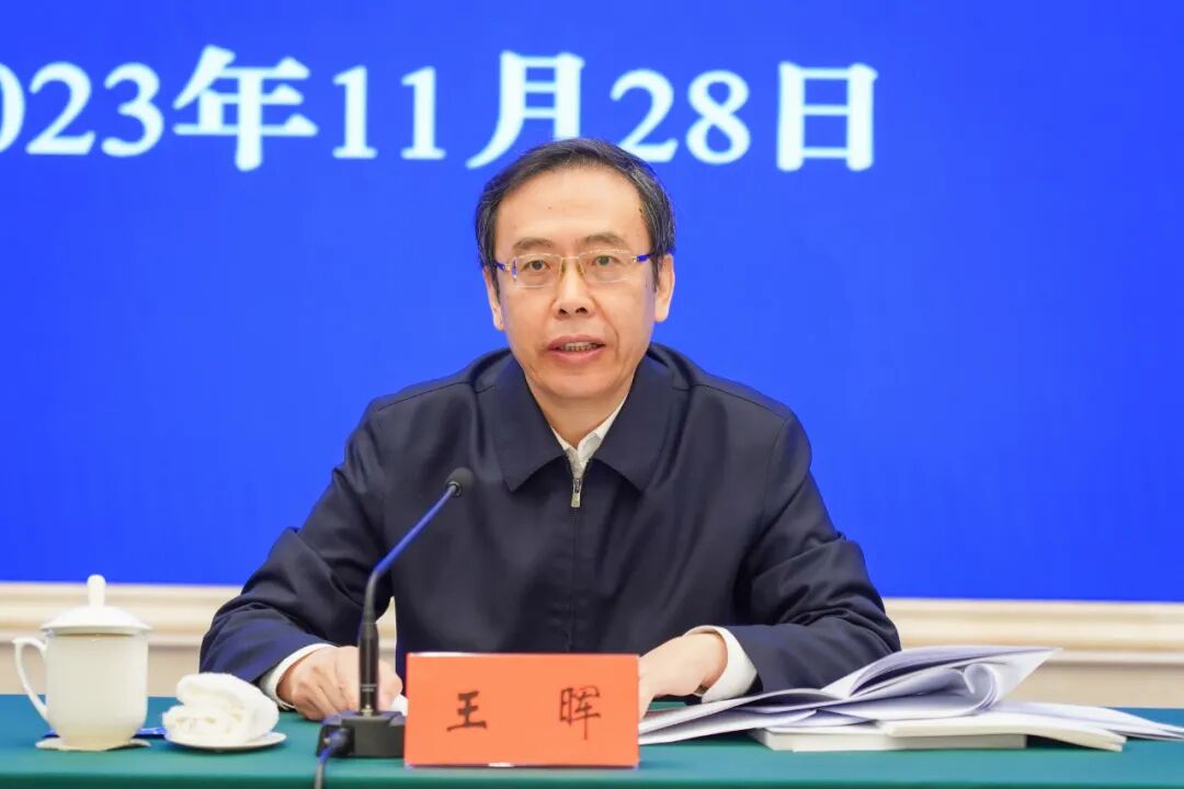 王晖指出,江苏建筑业产业规模多年来稳居全国首位,去年建筑业总产值占