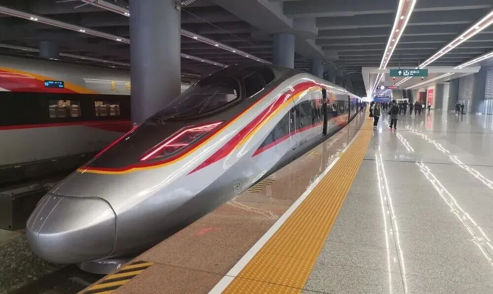 停靠在广州白云站站台上准备出发的G9785次“复兴号”列车。图源：新华社