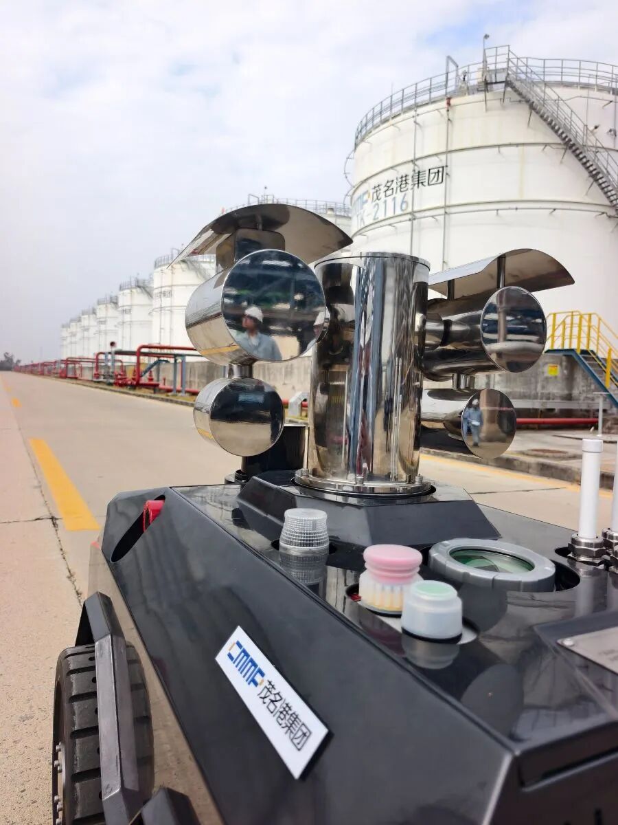 元旦节前，季华实验室推出的防爆巡检机器人样机在茂名港完成首次实地测试。受访者供图