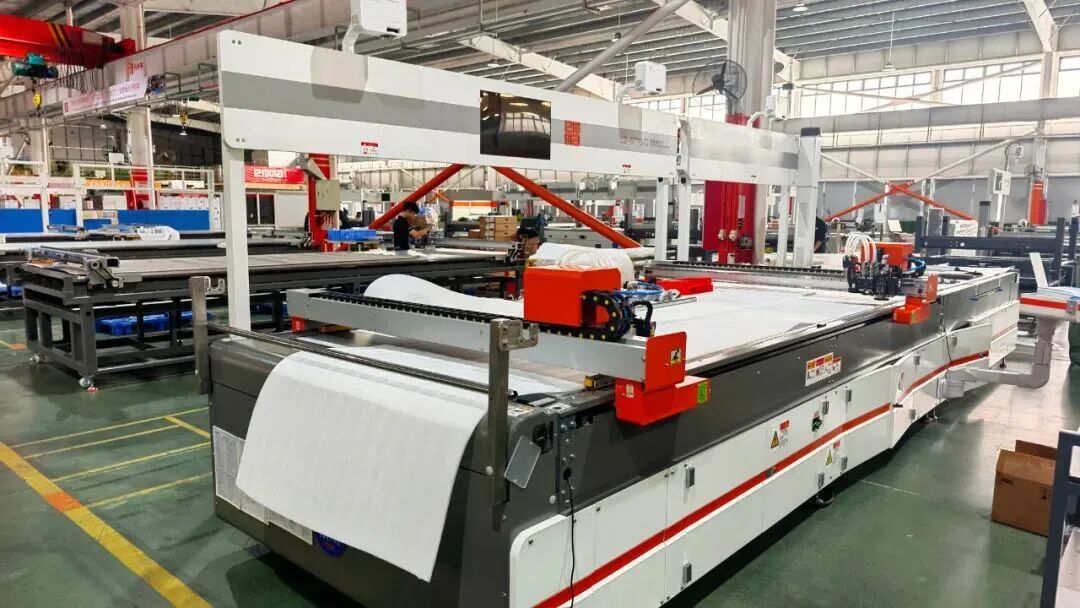 在爱玛数控的生产车间里，智能裁切机将发往海外市场。受访者供图