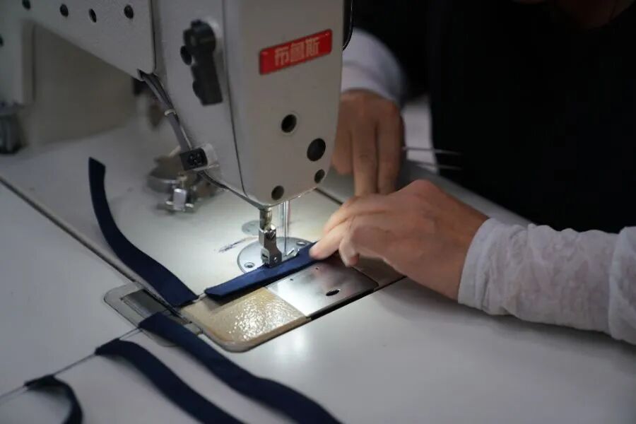 帽子工厂生产线上，师傅在赶一批急单。丛森摄