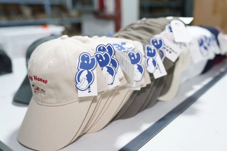 “大头星球”的仓库里有着超过5000个SKU的帽子。丛森摄