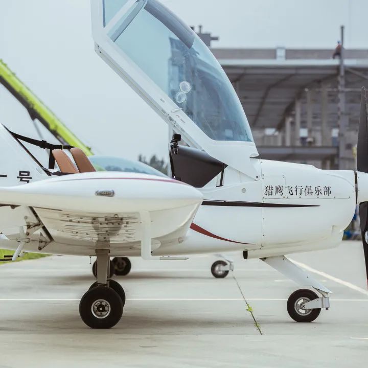 可拿執照公司擁有加拿大鑽石da20飛機,sa60l阿若拉飛機,西銳sr20飛機