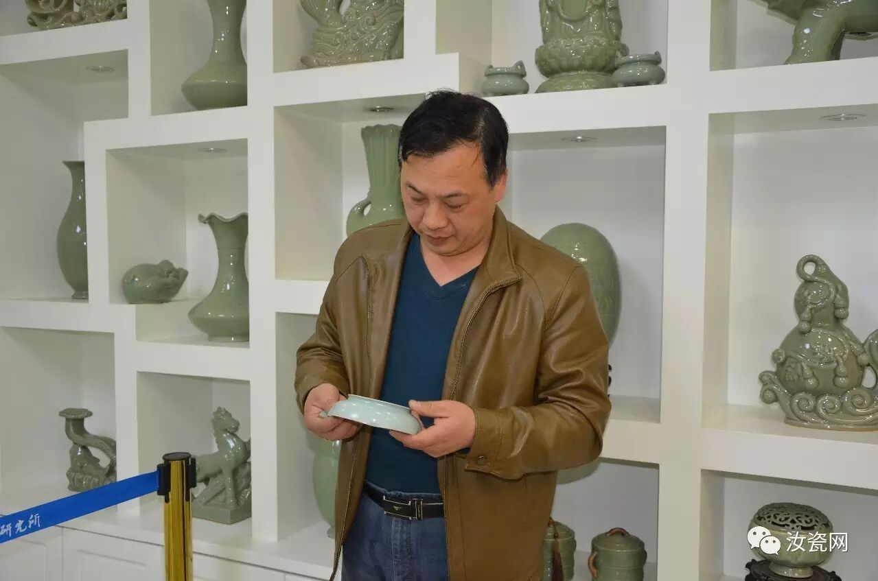 当很多人在汝瓷艺术上寻求新的创造,时代气息的时候,王振峰却走了一条