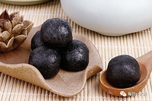 黑芝麻最大的功效竟然不是乌发，而是这个，每天一把效果惊人！