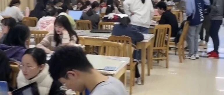 朋友圈2张对比照刺痛无数父母：孩子，我为什么要把你逼进名校？