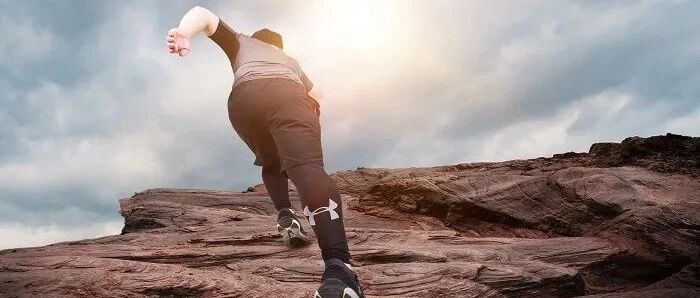 攀登梦境之巅，解析梦见爬好高好高的山的深层含义