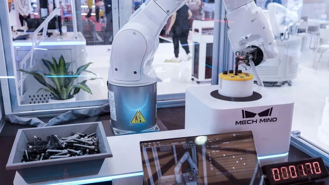 梅卡曼德通用机器人“眼脑手”亮相上海AMTS汽车展，具身智能技术驱动汽车全场景智能制造